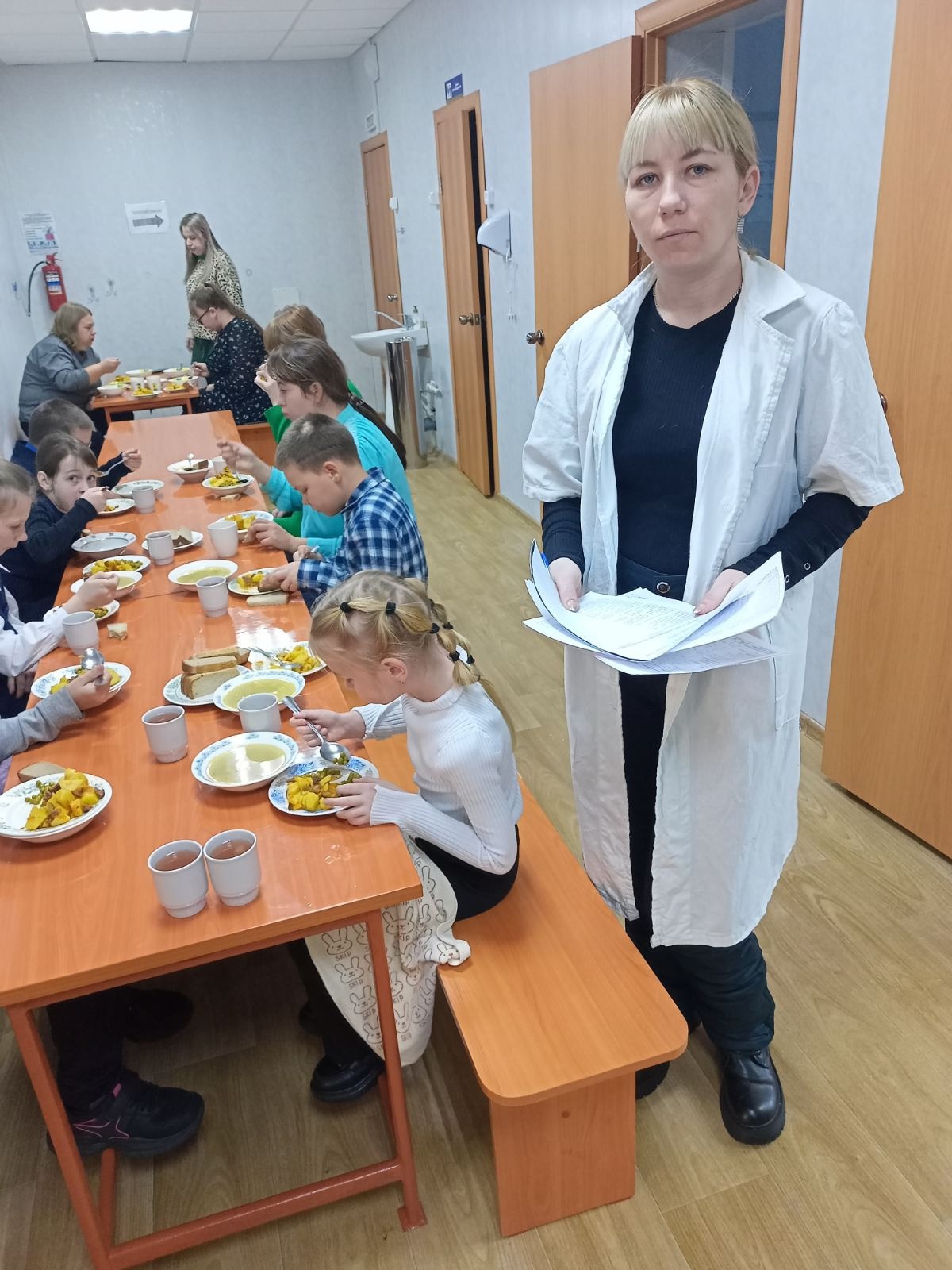 Работа штаба родительского контроля.   Идет проверка школьной столовой.