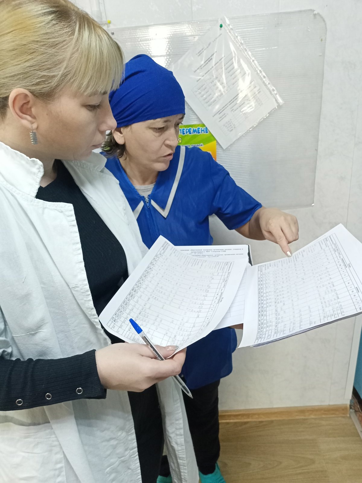 Работа штаба родительского контроля.   Идет проверка школьной столовой.